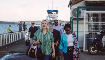 Mayotte : Marine Le Pen s’en sort indemne après une collision entre deux barges